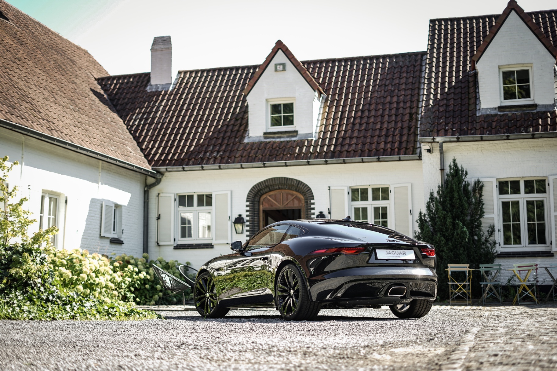 Zwarte Jaguar F-Type voor de gevel van Villa Parkbos