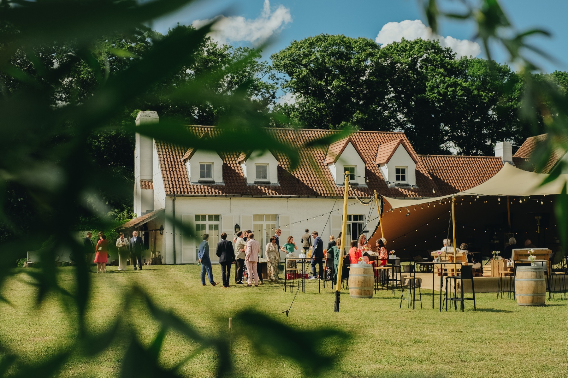 Receptie in de tuin van Villa Parkbos met gasten