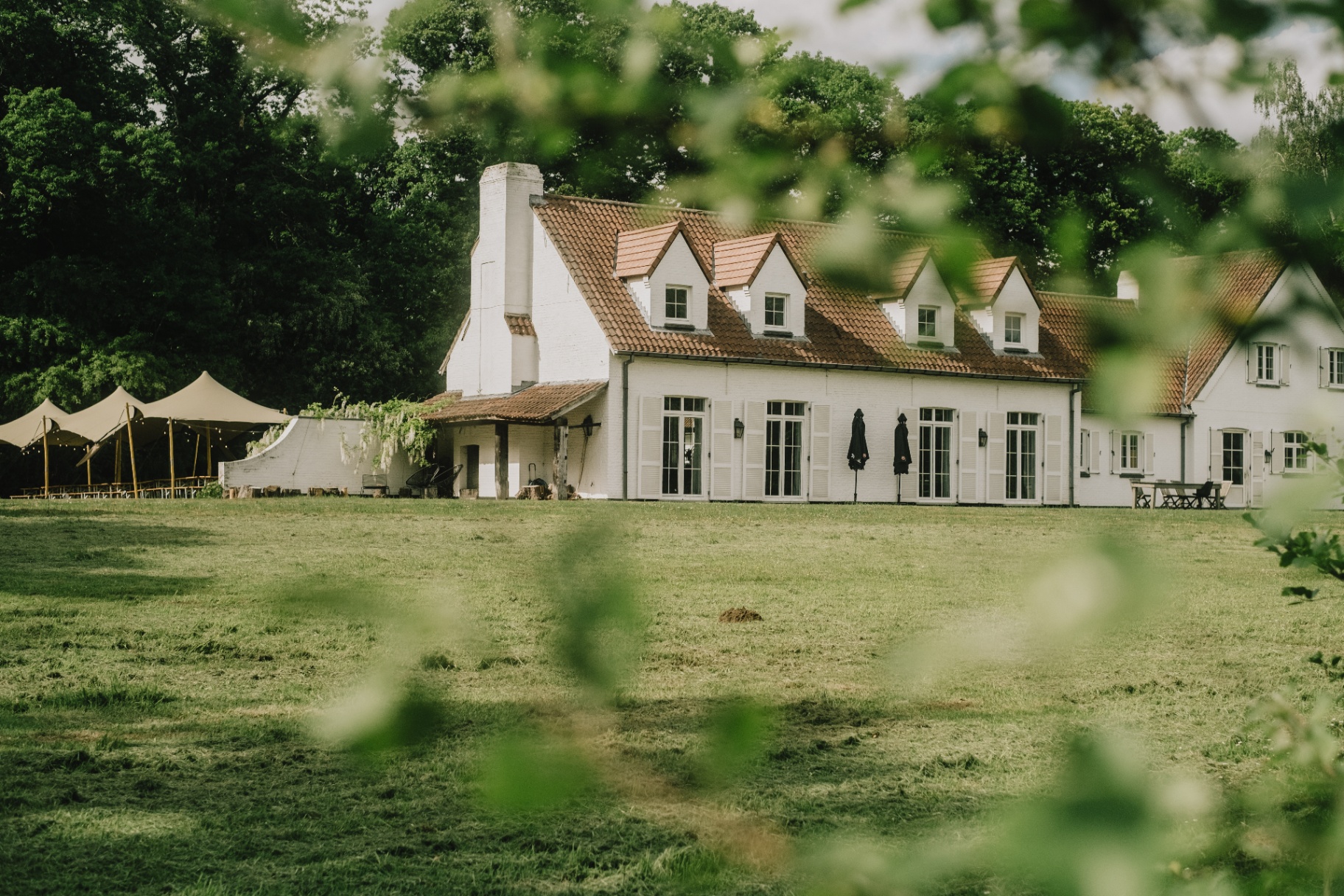 Landhuis Villa Parkbos met stretchtent in de tuin