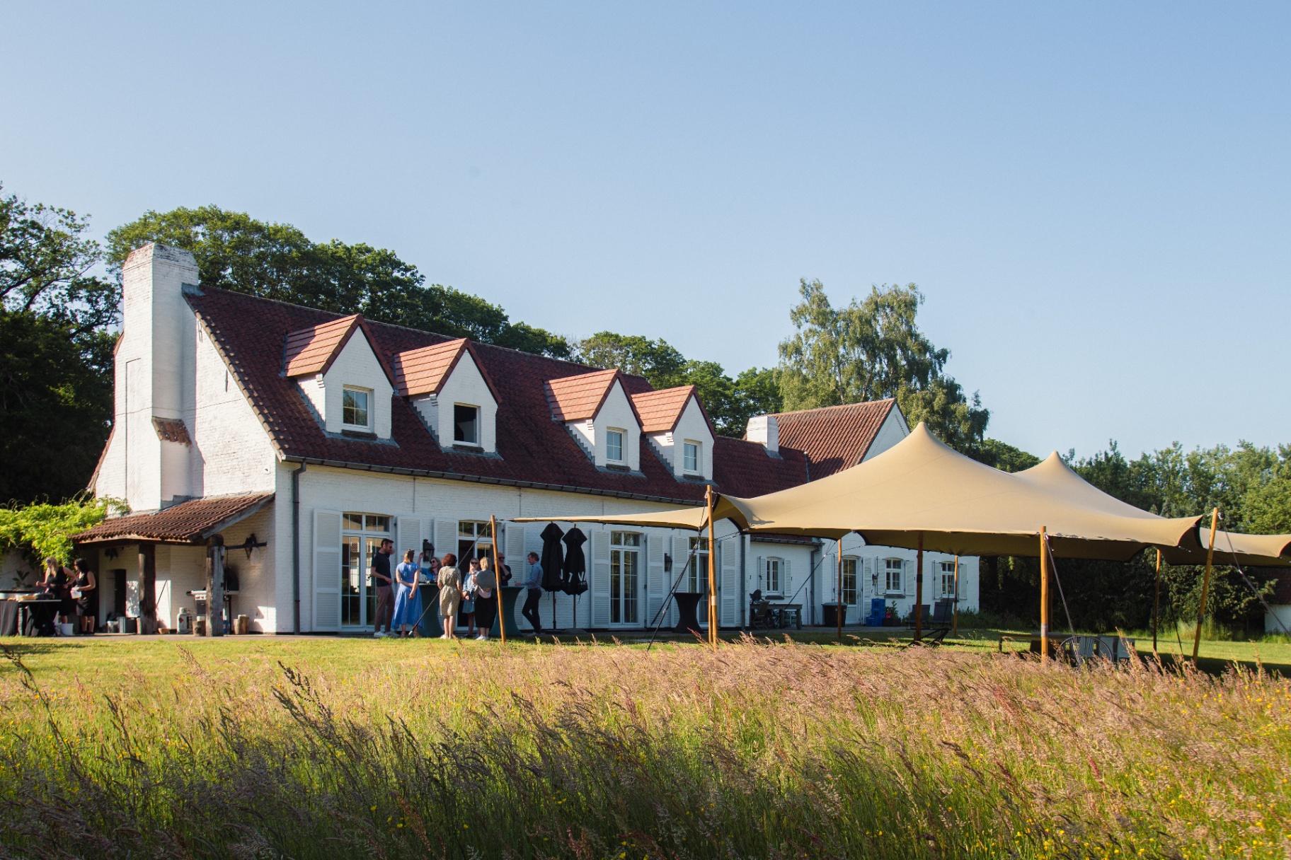 Feest onder de stretchtent naast het landhuis