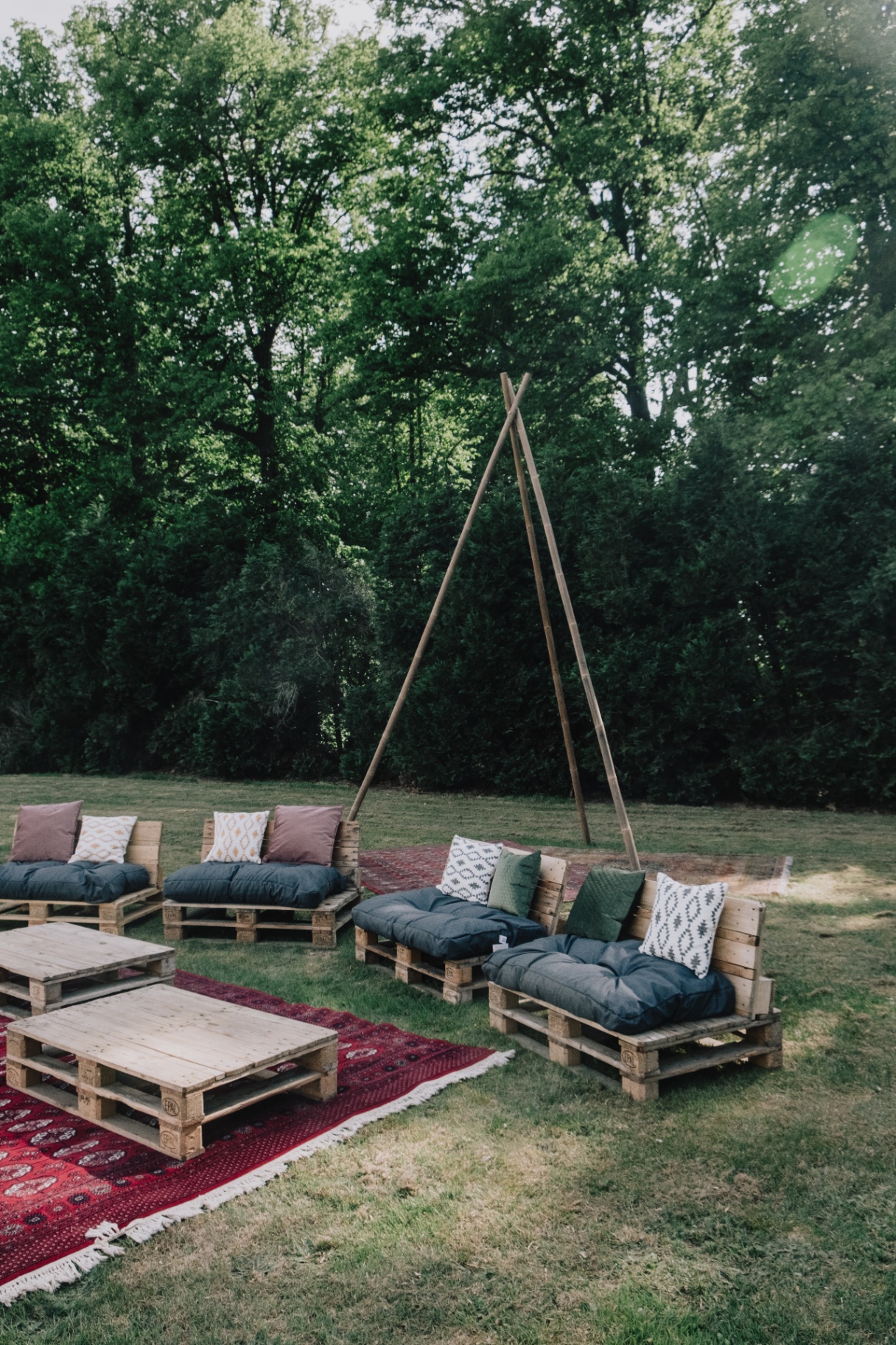 Palletlounge met kussens en tapijten in het park