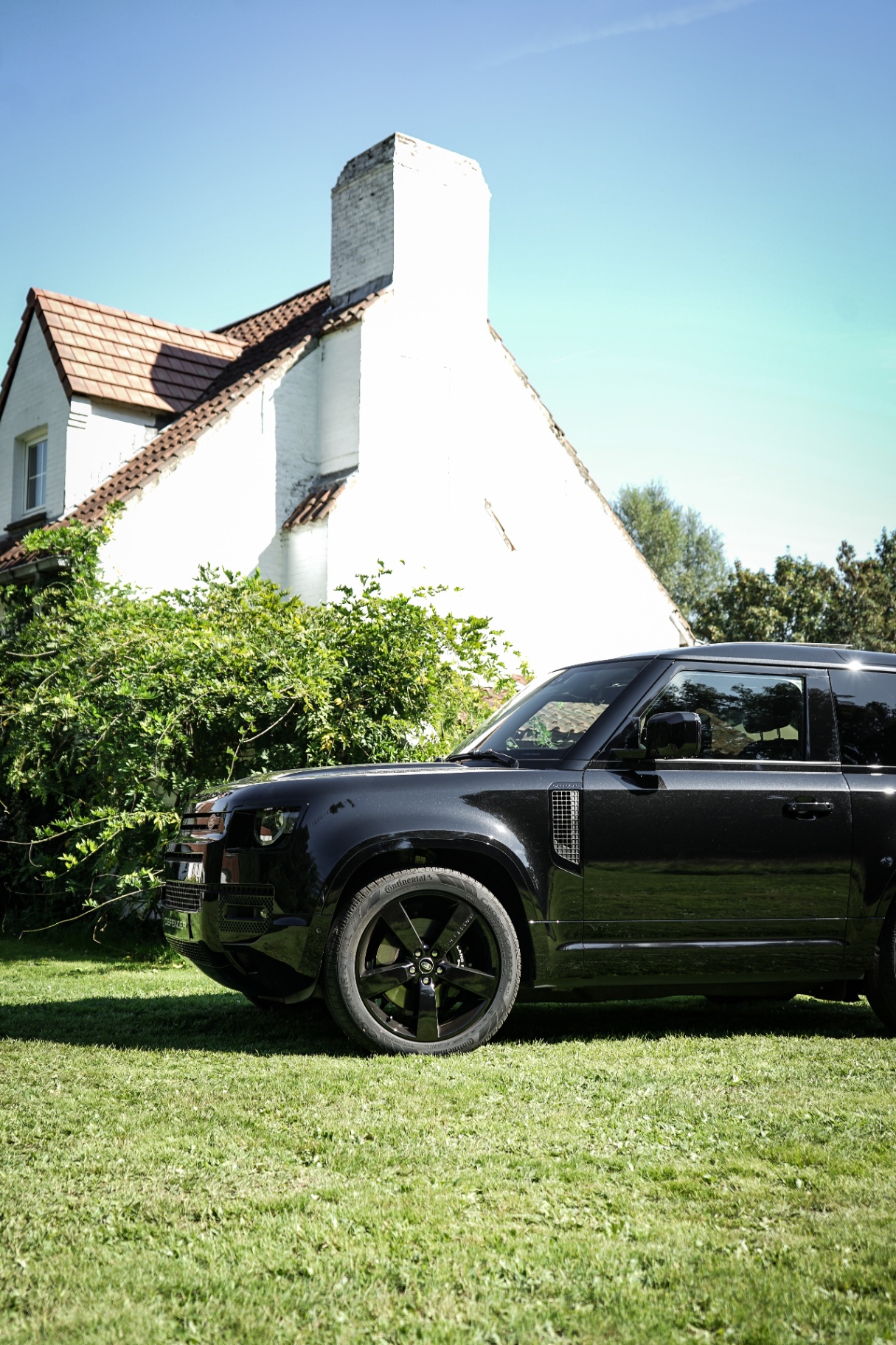 Zwarte Land Rover Defender voor het landhuis Villa Parkbos