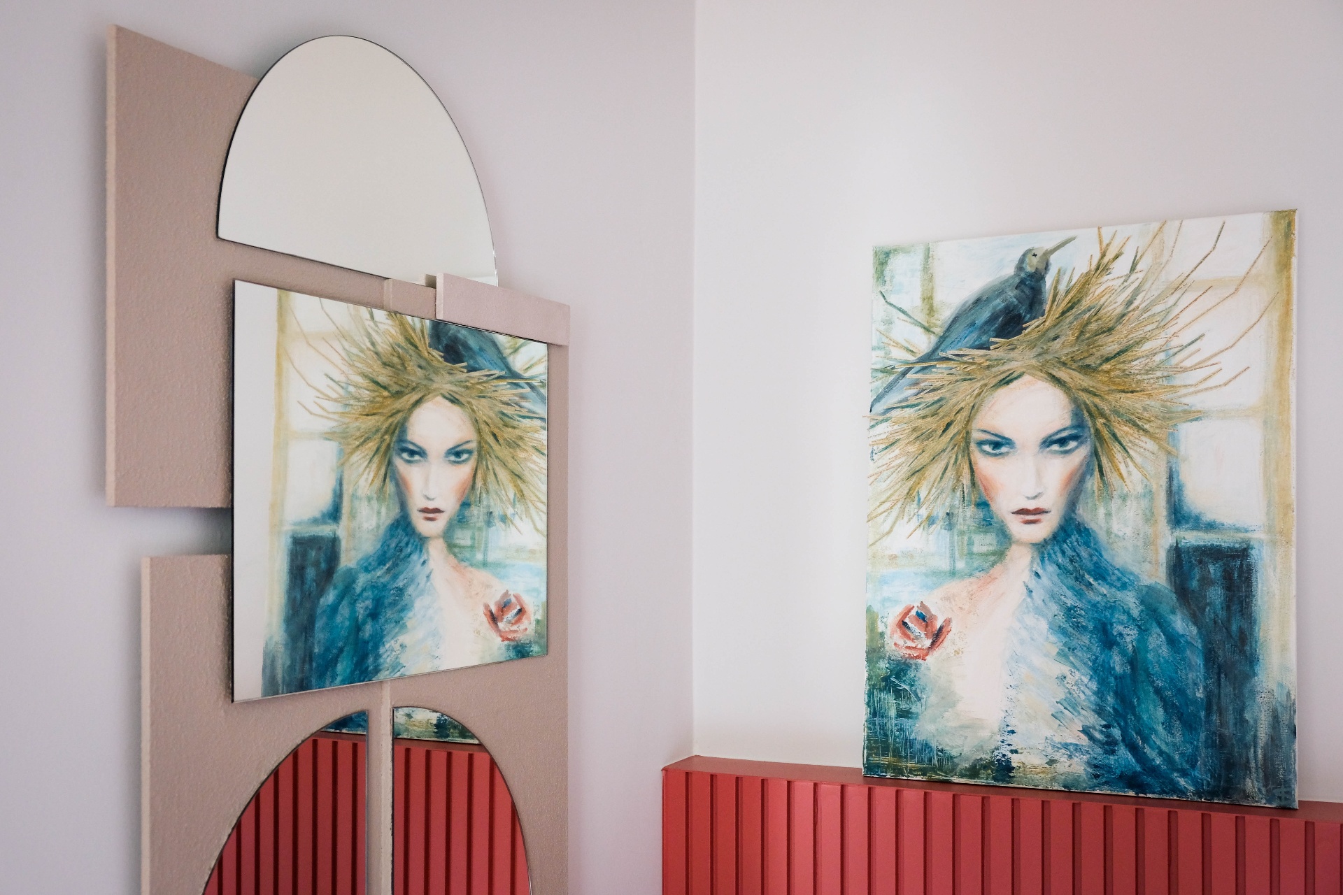 Schilderij en spiegel boven een rode radiator, stilleven-decor