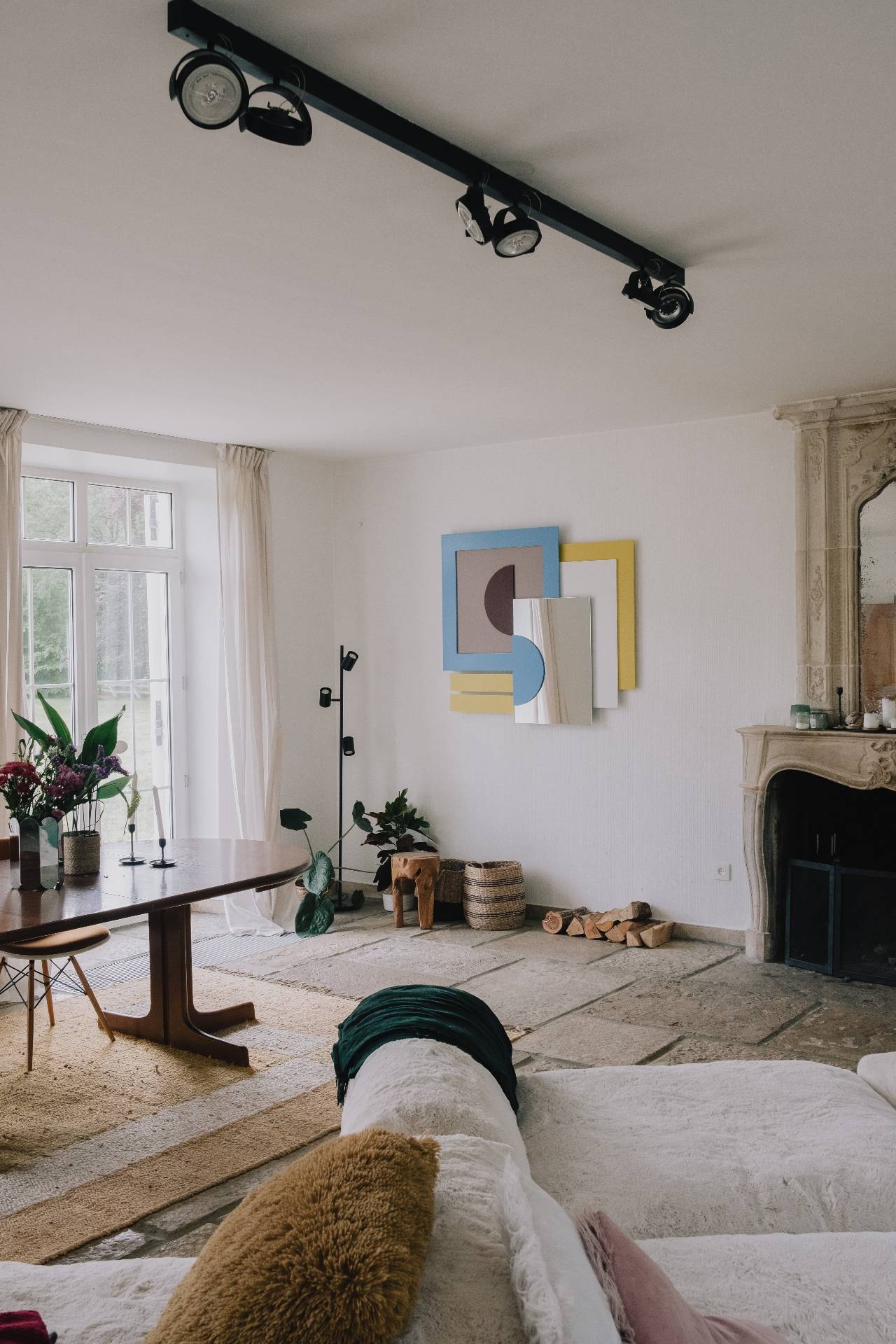 Interieurdetail van de leefruimte met kunstwerk en open haard